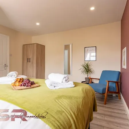 בית נופש Rush House By Sr Short Lets & Serviced Heathrow Windsor - Perfect For Monthly Relocation & Business Contractors Big Groups Northolt (Greater London)