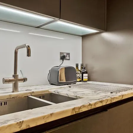 Canal Side Luxury 1 Bed Chelsea Apartment London