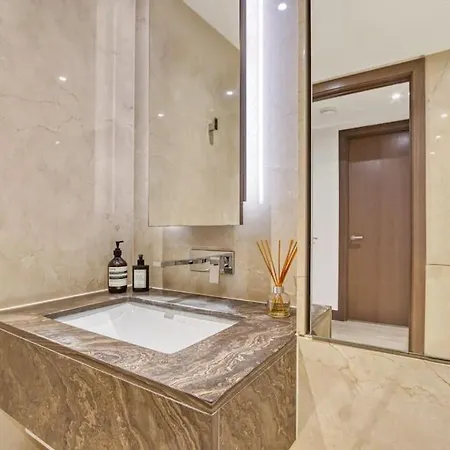 Canal Side Luxury 1 Bed Chelsea Apartment London