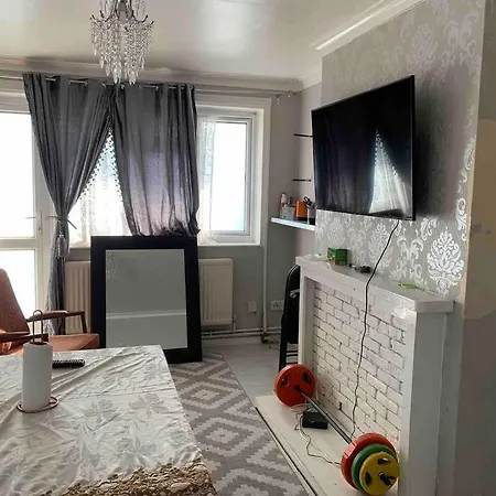 Entire 2 Bedroom * London