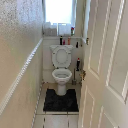 Entire 2 Bedroom * London