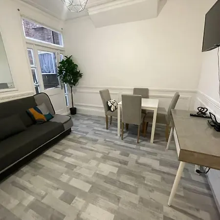 Ground Floor 2 Bed Flat With Garden North アパート *