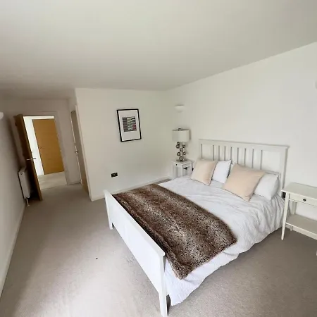 Luxury 4 Bed Apartment *