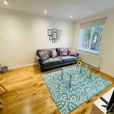Modern Cosy House /free Parking For Two Cars/ 3 Minutes Walk To The Underground Holiday home