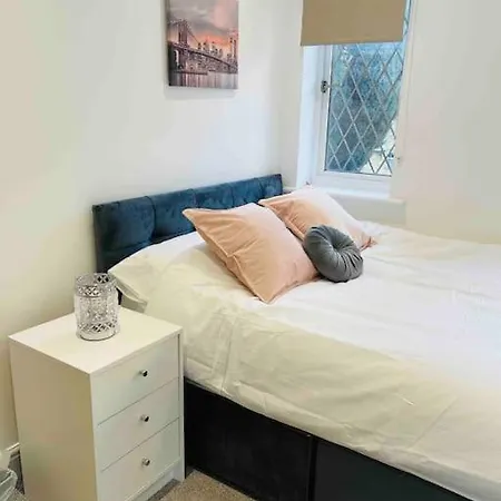 Modern Cosy House /free Parking For Two Cars/ 3 Minutes Walk To The Underground London