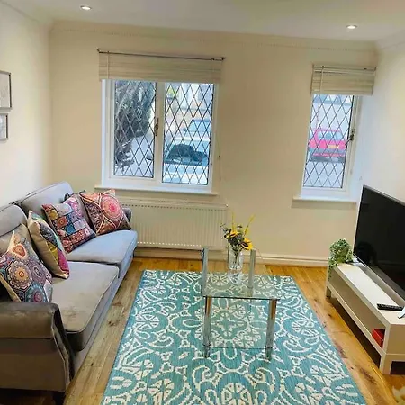 Modern Cosy House /free Parking For Two Cars/ 3 Minutes Walk To The Underground * London