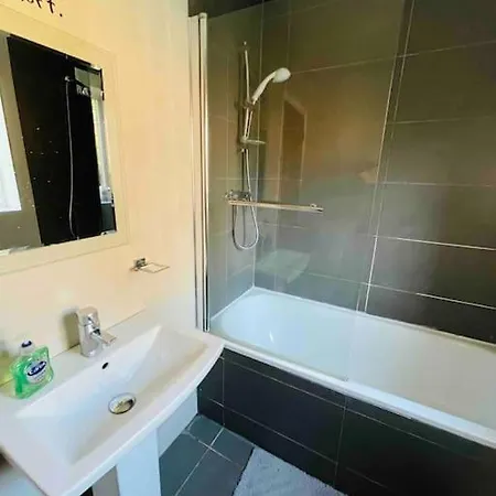 Modern Cosy House /free Parking For Two Cars/ 3 Minutes Walk To The Underground London