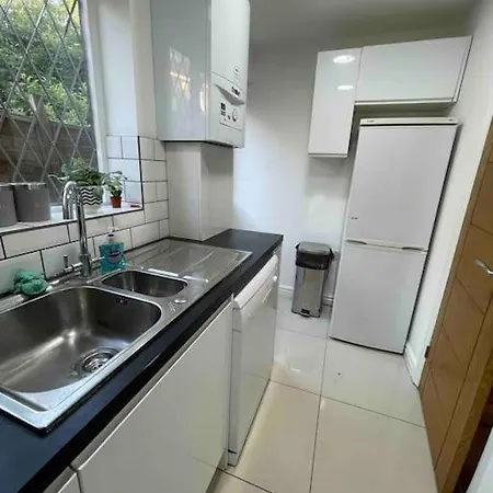 Modern Cosy House /free Parking For Two Cars/ 3 Minutes Walk To The Underground Holiday home *