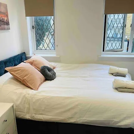 Modern Cosy House /free Parking For Two Cars/ 3 Minutes Walk To The Underground * London