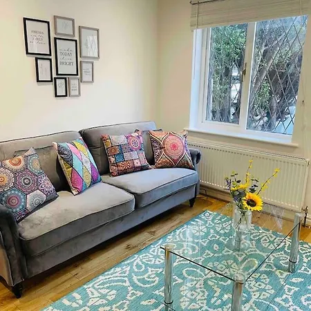 Holiday home Modern Cosy House /free Parking For Two Cars/ 3 Minutes Walk To The Underground London