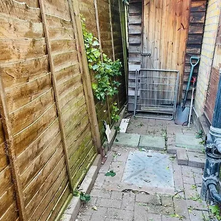 Modern Cosy House /free Parking For Two Cars/ 3 Minutes Walk To The Underground London