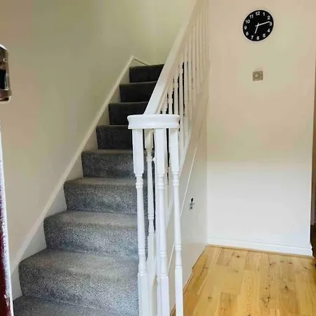 Modern Cosy House /free Parking For Two Cars/ 3 Minutes Walk To The Underground Holiday home