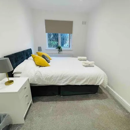Holiday home Modern Cosy House /free Parking For Two Cars/ 3 Minutes Walk To The Underground London