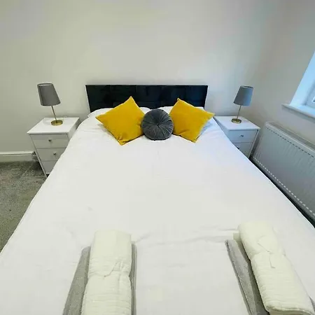 Modern Cosy House /free Parking For Two Cars/ 3 Minutes Walk To The Underground London