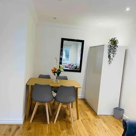 Modern Cosy House /free Parking For Two Cars/ 3 Minutes Walk To The Underground *