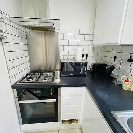 Holiday home Modern Cosy House /free Parking For Two Cars/ 3 Minutes Walk To The Underground