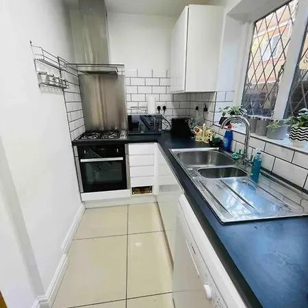 Modern Cosy House /free Parking For Two Cars/ 3 Minutes Walk To The Underground Holiday home