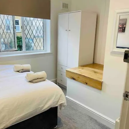 Modern Cosy House /free Parking For Two Cars/ 3 Minutes Walk To The Underground