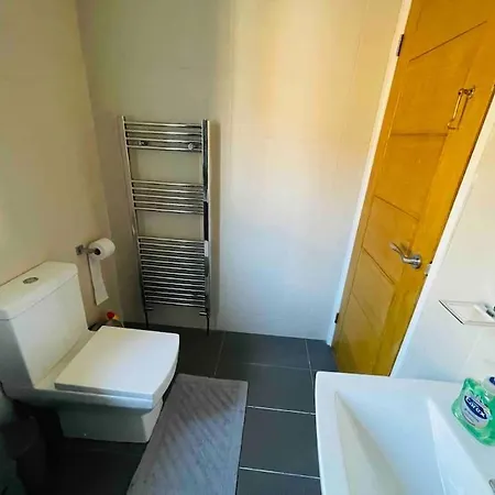 Holiday home Modern Cosy House /free Parking For Two Cars/ 3 Minutes Walk To The Underground