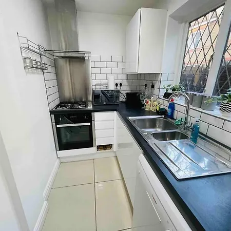 Holiday home Modern Cosy House /free Parking For Two Cars/ 3 Minutes Walk To The Underground *