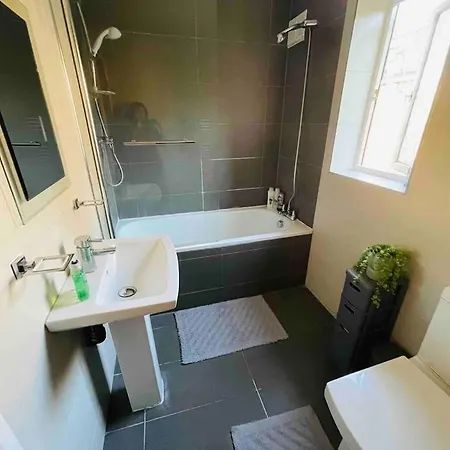 Modern Cosy House /free Parking For Two Cars/ 3 Minutes Walk To The Underground