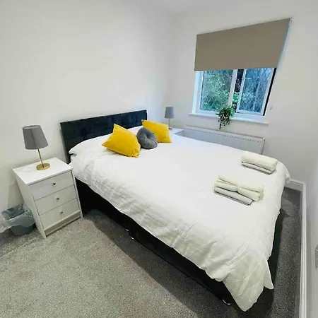 Modern Cosy House /free Parking For Two Cars/ 3 Minutes Walk To The Underground London