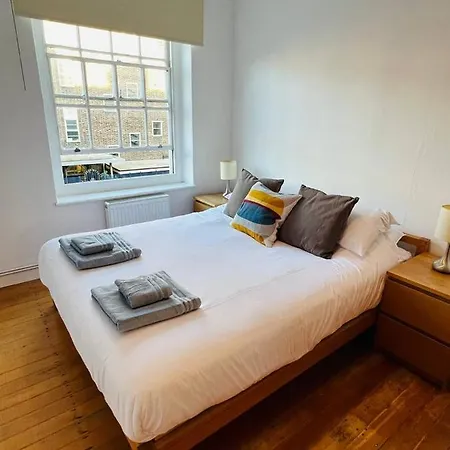 Cosy Bedroom Near Oval Station - Shared Bathroom