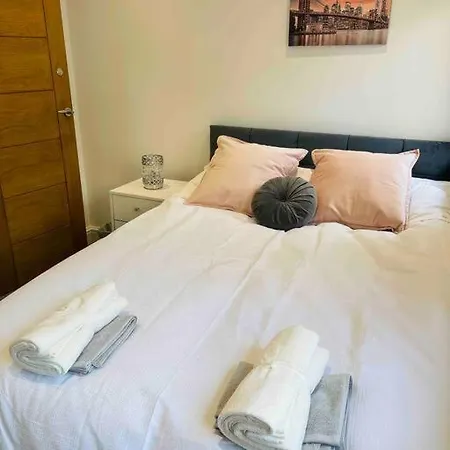 Modern Cosy House /free Parking For Two Cars/ 3 Minutes Walk To The Underground Holiday home