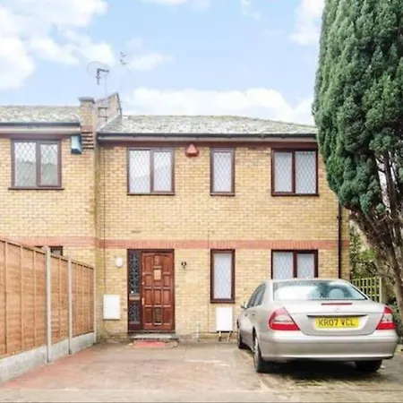Modern Cosy House /free Parking For Two Cars/ 3 Minutes Walk To The Underground Holiday home