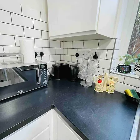 Modern Cosy House /free Parking For Two Cars/ 3 Minutes Walk To The Underground London