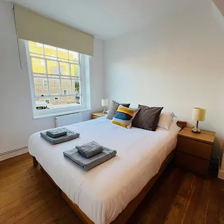 Cosy Bedroom Near Oval Station - Shared Bathroom Homestay