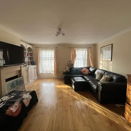 Close To Wimbledon Tennis * London