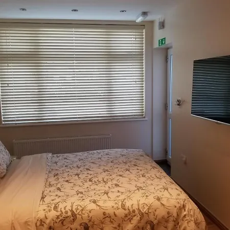 Apartment London Luxury 4 Bedroom Sleeps 12 People With 4 Bathrooms 1 Min Walk From Station