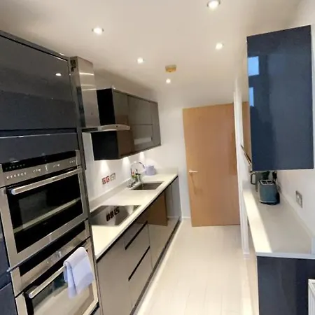 Luxury 2 Bed 2 Bath Penthouse Apartment *