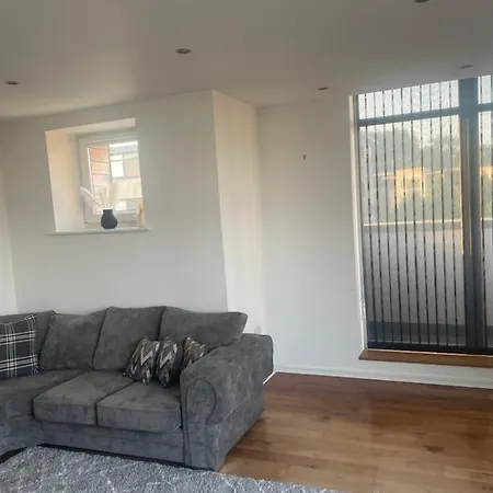 Luxury 2 Bed 2 Bath Penthouse Apartment *