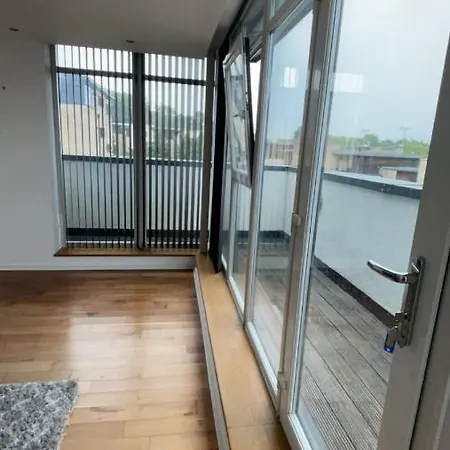 Luxury 2 Bed 2 Bath Penthouse Apartment *