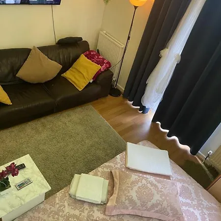 Homestay Ari Luxury Triple London