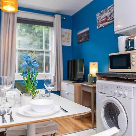 Hyde Park Studio 6 *