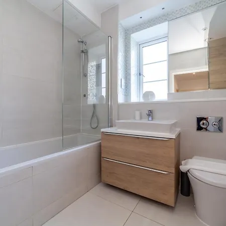 The Isleworth Collection Apartment *