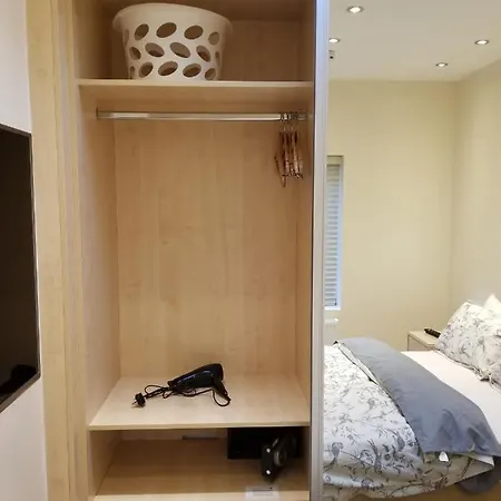 London Luxury 4 Bedroom Sleeps 12 People With 4 Bathrooms 1 Min Walk From Station Wanstead