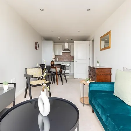 The Wimbledon Collection Apartment *