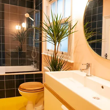 Stunning 3-bedroom Townhouse In Superb Location *