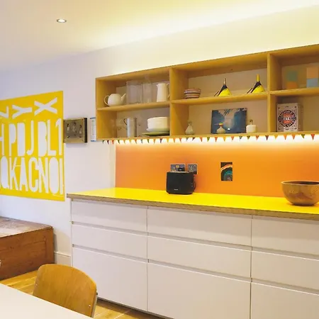 Stunning 3-bedroom Townhouse In Superb Location Holiday home London