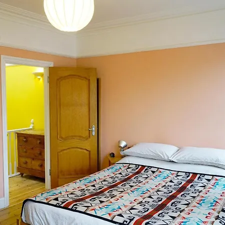 Stunning 3-bedroom Townhouse In Superb Location *