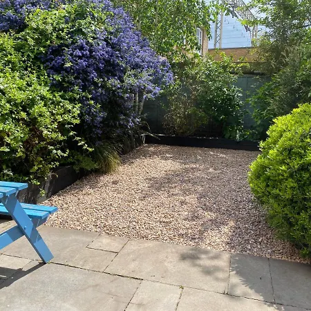 Stunning 3-bedroom Townhouse In Superb Location