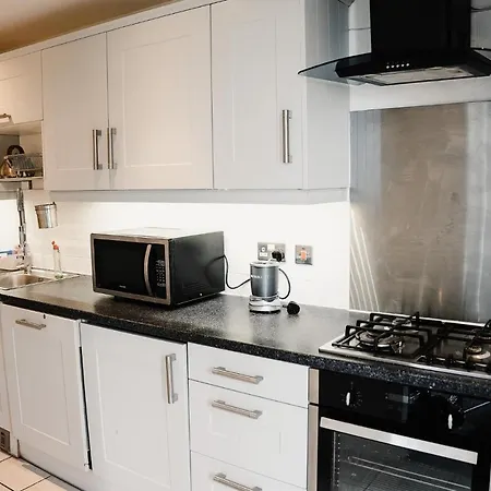 2 Bed River View Greenwich Apartment
