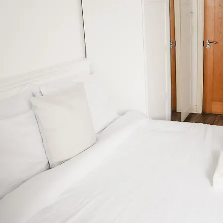 2 Bed River View Greenwich Apartment