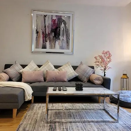Apartment 3 Bedroom In Central Sleep 10 Hy2 *