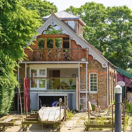 Eel Pie Retreat *