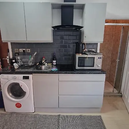 Small Cozy Zone 1 Apartment